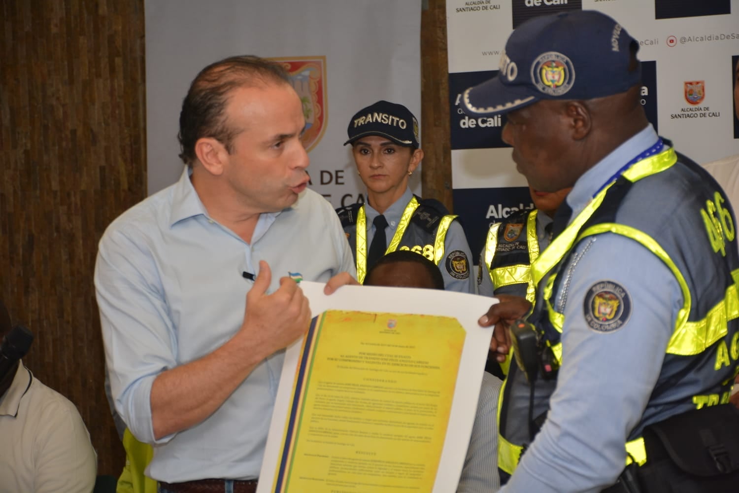Alcalde de Cali entrega reconocimiento a agente agredido. Foto: Jorge Orozco- El País.