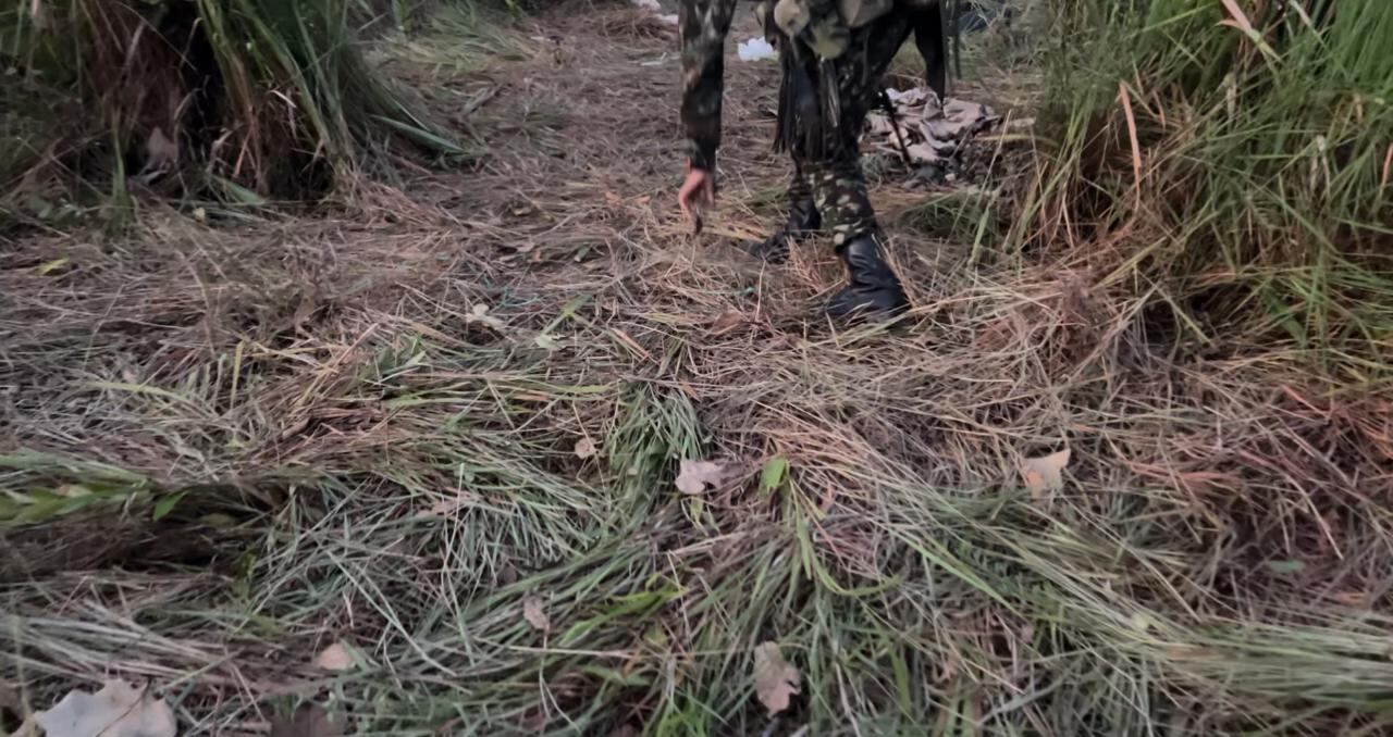 Los militares recogen las pertenecías de sus compañeros asesinados por las disidencias de las Farc.