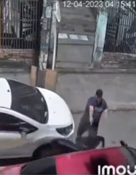 El dueño del carro accionó su arma en 7 oportunidades.