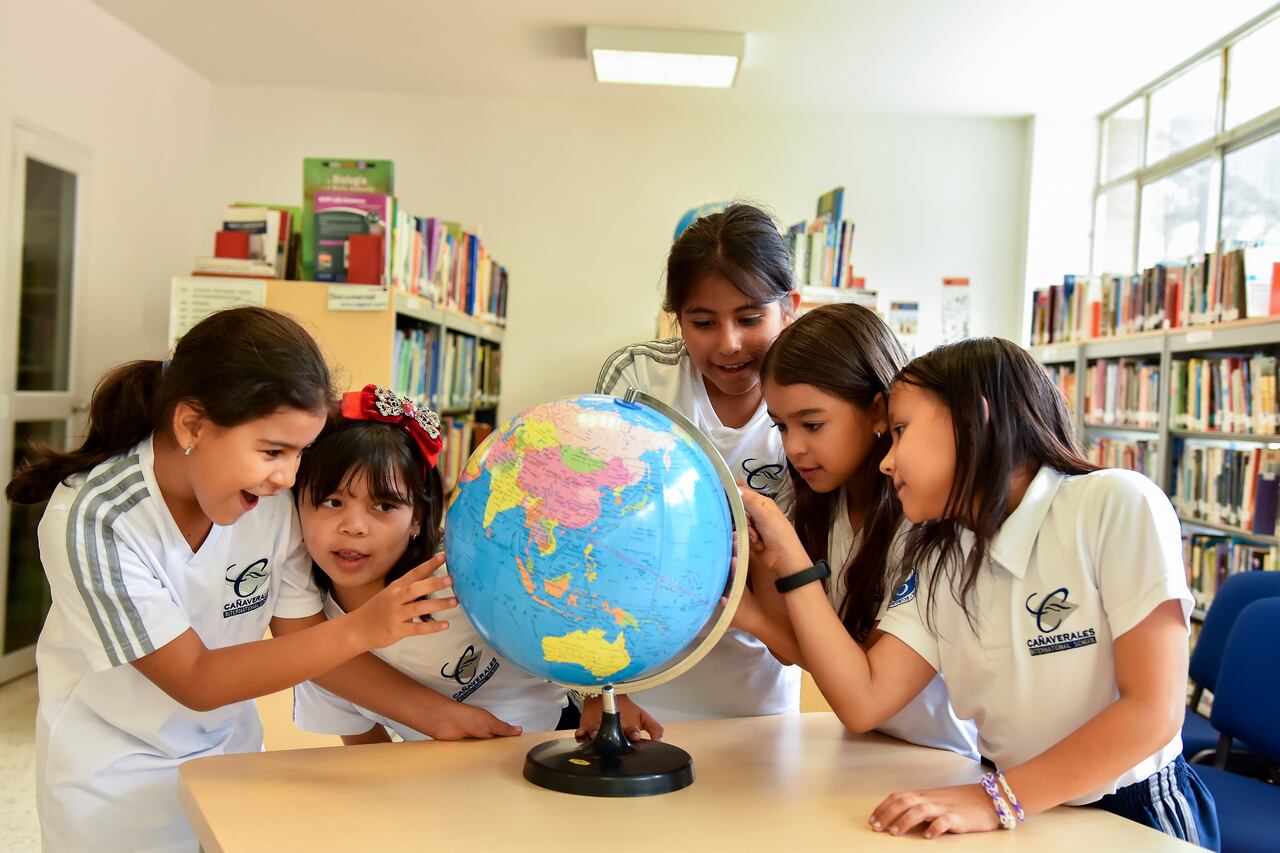 El Bachillerato Internacional llegó al país en 1976 gracias al Colegio Colombo Británico, de Cali. Hoy en la ciudad existen varios con esta modalidad, entre ellos, el Cañaverales International School.