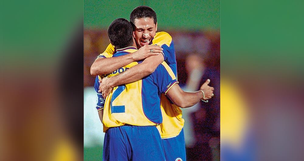  Iván Ramiro Córdoba y Mario Alberto Yepes, fundidos en un abrazo de alegría tras el triunfo ante México. 