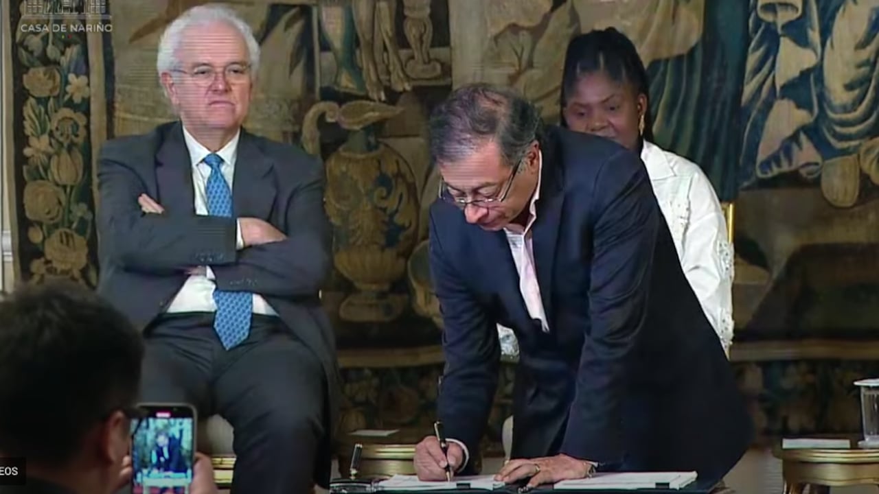 El presidente Gustavo Petro firmó la reforma tributaria.