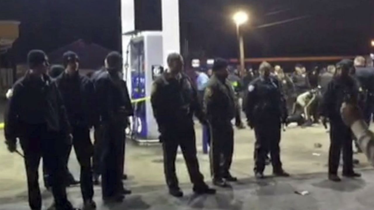 Captura de video que muestra a la policía formando un cordón de seguridad en la gasolinera donde un policía disparó y matado a un joven negro que iba armado en Berkeley.