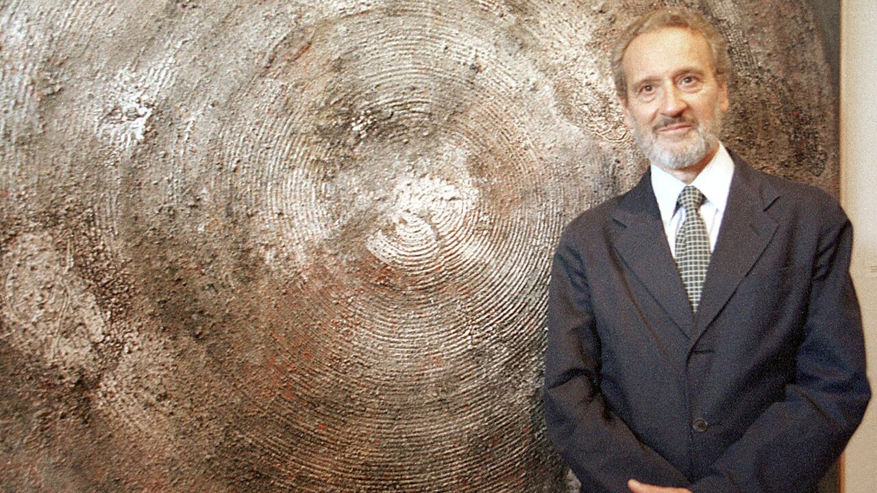 MDF20316035. EL ARTISTA ESPANOL, VICENTE ROJO INAUGURO HOY 16 DE MARZO DE 2002, EN LA CIUDAD DE MEXICO, SU EXPOSICION <VOLCANES CONSTRUIDOS>, MISMA QUE PODRA SER APRECIADA HASTA EL 20 DE ABRIL EN LA GALERIA LOPEZ QUIROGA.NOTIMEX/FOTO/TANIA HUMARAN/THC/ACE/ (Photo by TANIA HUMARAN / NOTIMEX / Notimex via AFP)