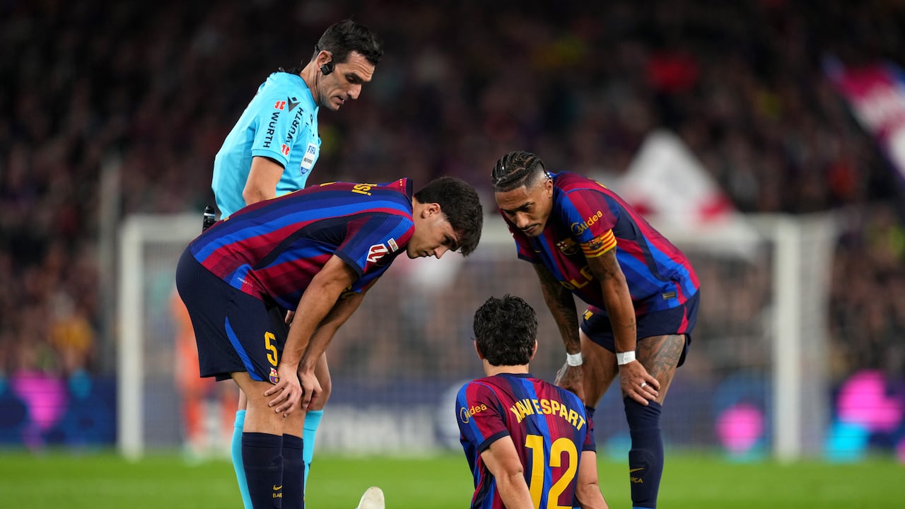 Xavi Espart, del Barcelona, tendido en el suelo luego de lesionarse en el clásico vs. Real Madrid.