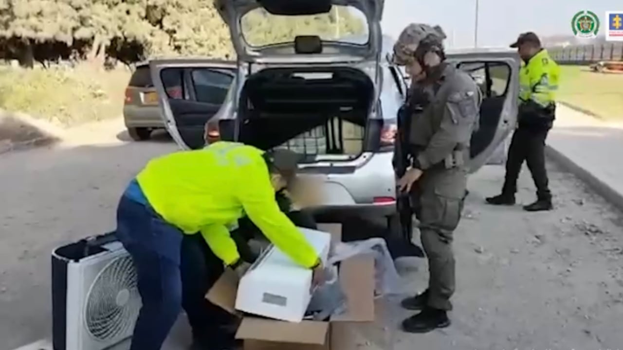 Dos presuntos integrantes del denominado Frente de Guerra Urbano del ELN, fueron capturados luego de que las autoridades les hallaron armas y una millonaria suma de dinero que eran transportados en equipos de aire acondicionado.