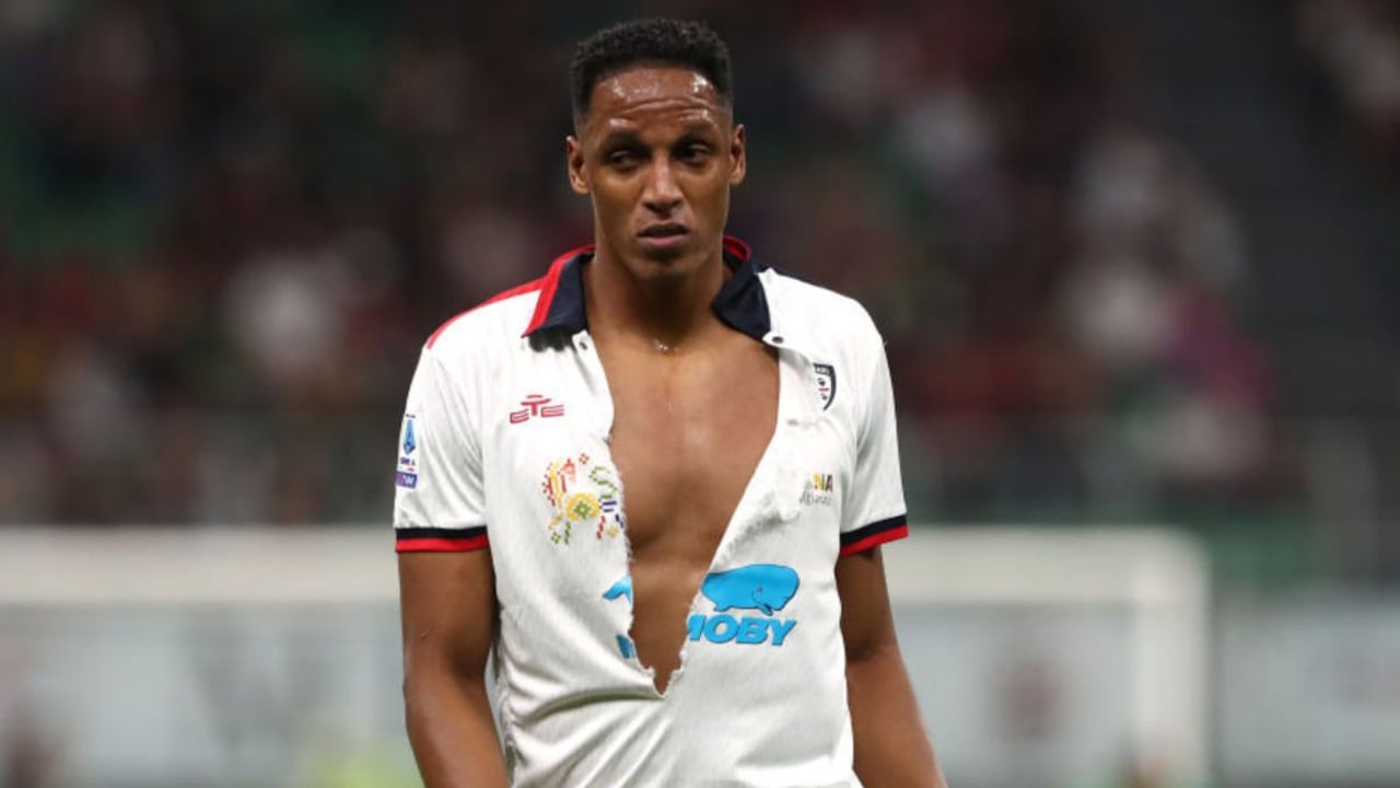 Le rompen la camiseta a Yerry Mina.