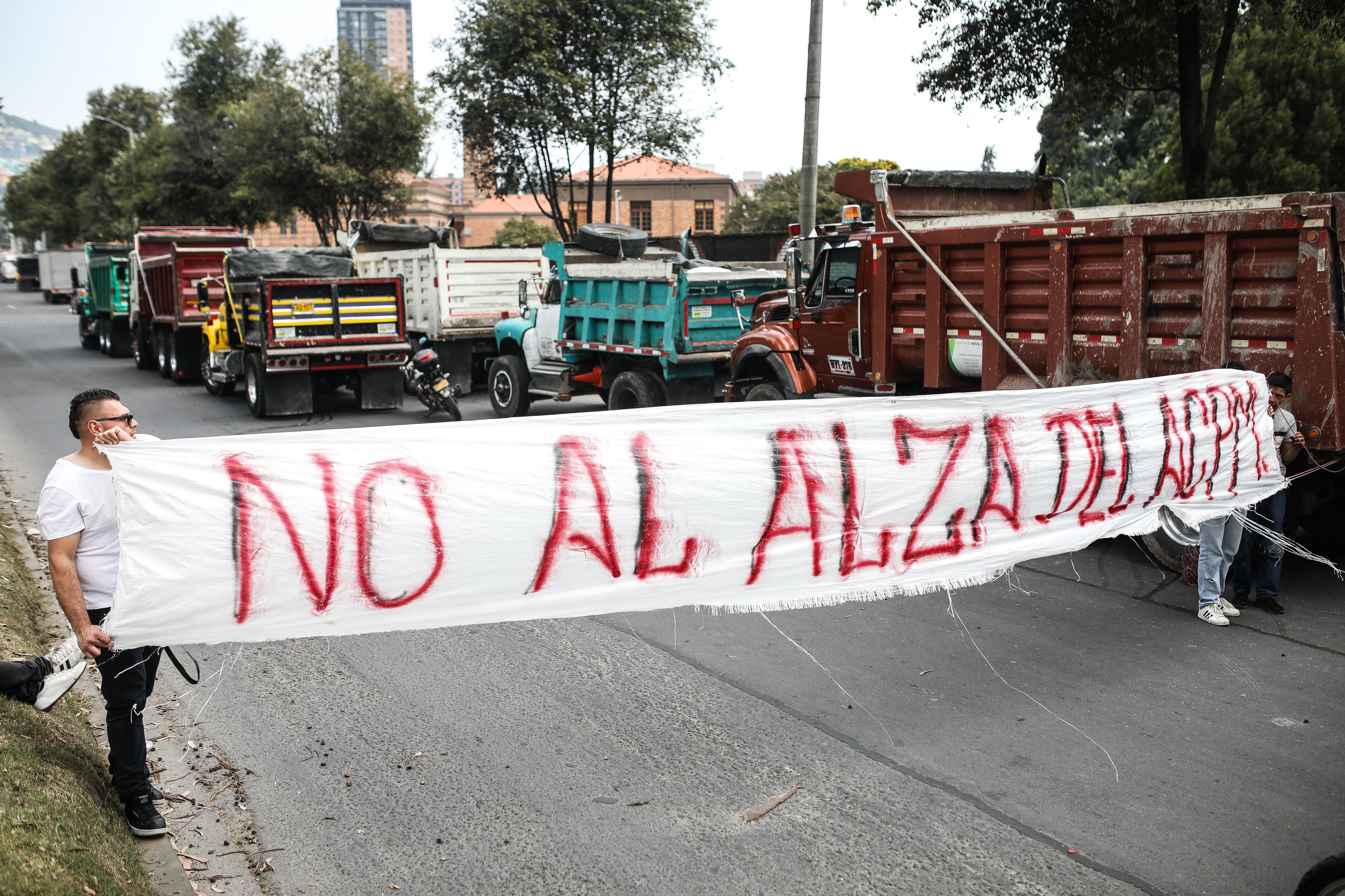 Paro de transportes y camiones en Cra 7 con Calle 170