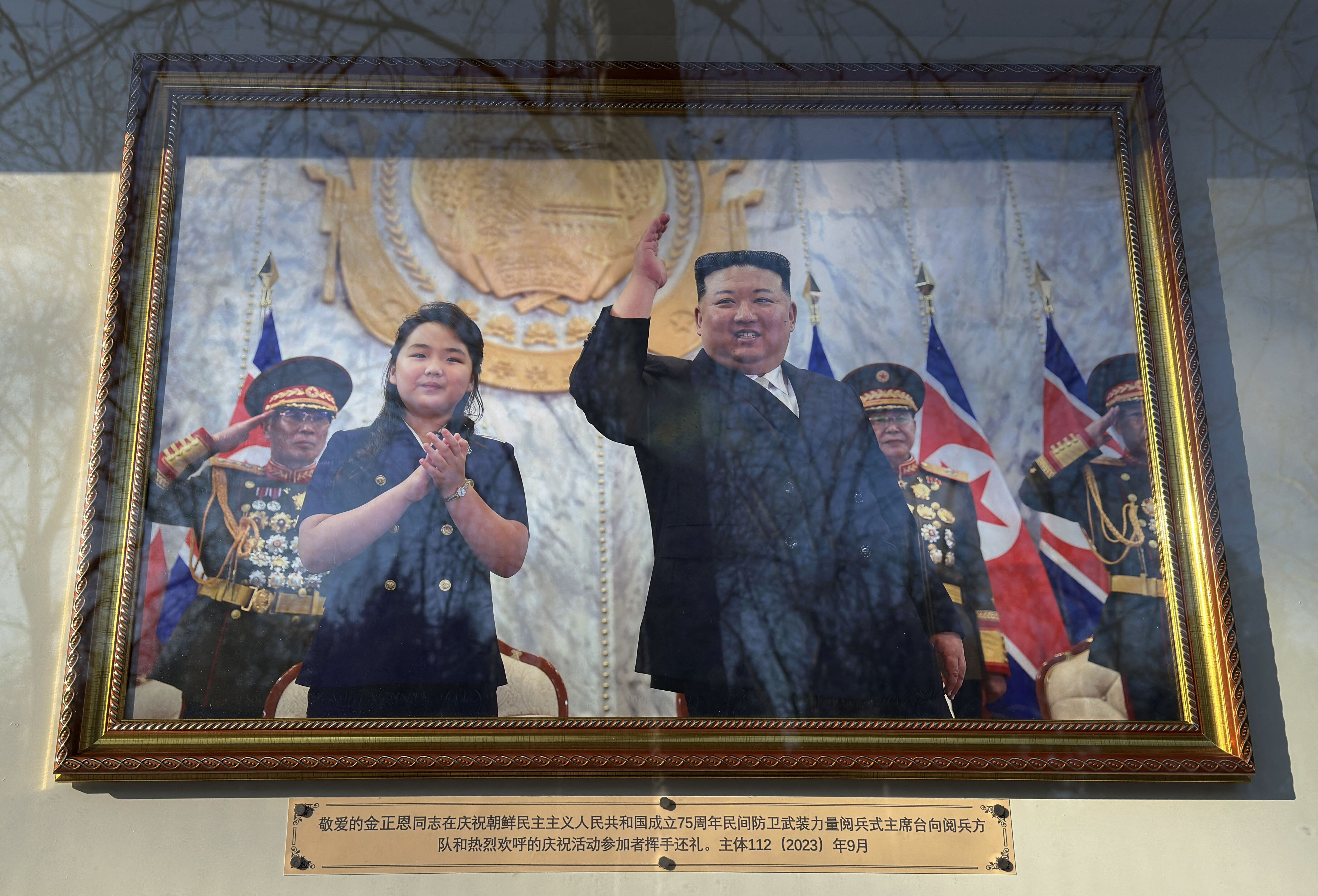 Foto de Kim Jong-un y su hija, que se cree que es "Kim Ju-ae", expuesta frente a la embajada de Corea del Norte en Beijing, China, el 7 de febrero de 2024. (The Yomiuri Shimbun) (Foto de Ichiro Ohara/The Yomiuri Shimbun vía AFP)