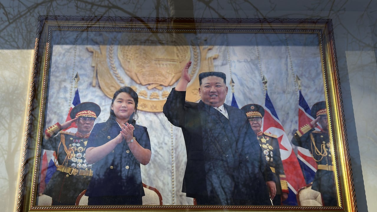 Foto de Kim Jong-un y su hija, que se cree que es "Kim Ju-ae", expuesta frente a la embajada de Corea del Norte en Pekín, China, el 7 de febrero de 2024. (The Yomiuri Shimbun) (Foto de Ichiro Ohara/The Yomiuri Shimbun vía AFP)