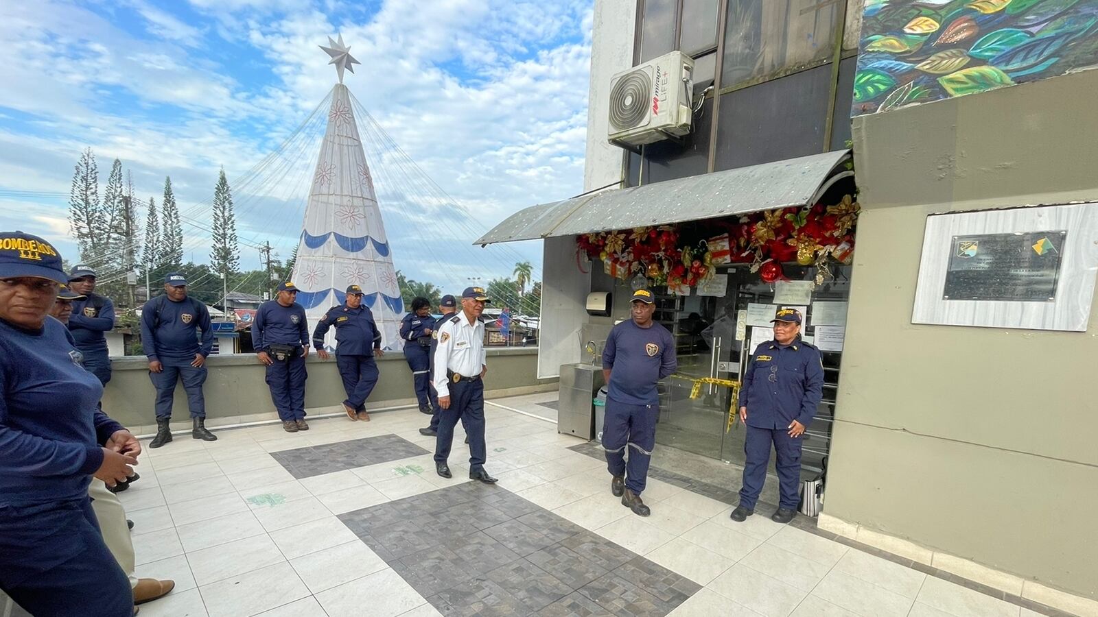 El cuerpo de Bomberos de Buenaventura cerró la Alcaldía; exige el pago de salarios atrasados.