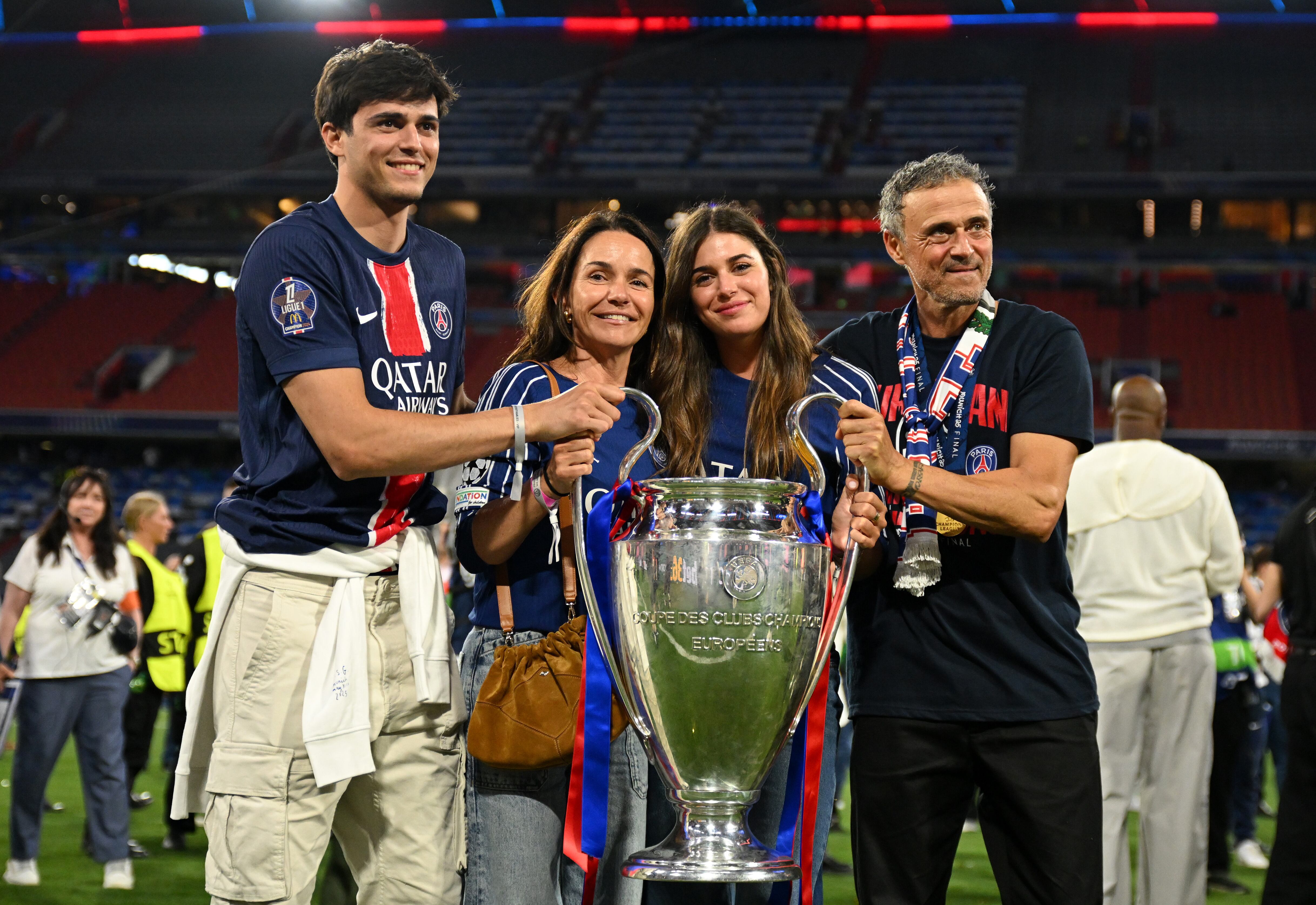 Luis Enrique celebrando con su Familia el título con el PSG en la Liga de Campeones.