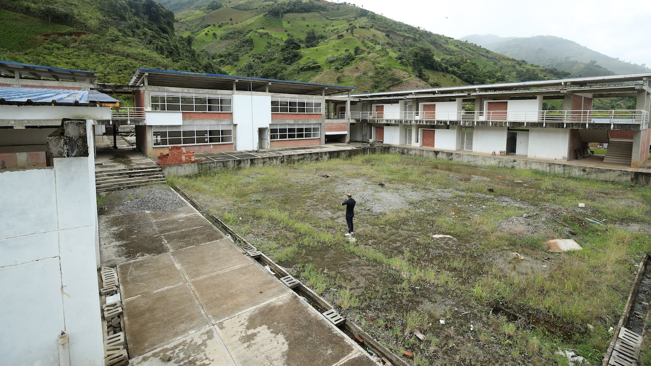 El megacolegio Marco Fidel Narváez lleva más de diez años en construcción en la región de El Plateado, Cauca. La obra se convirtió en un elefante blanco, según la comunidad.