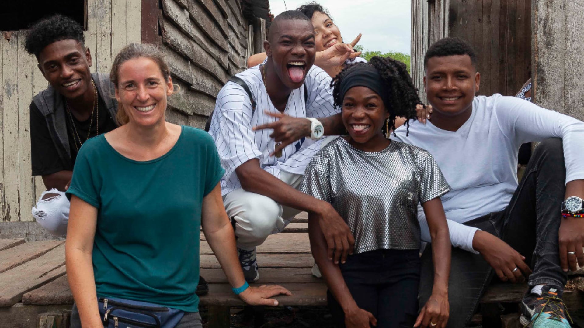 Ulrike Purrer (izquierda) junto a la agrupación AfroMiTu.