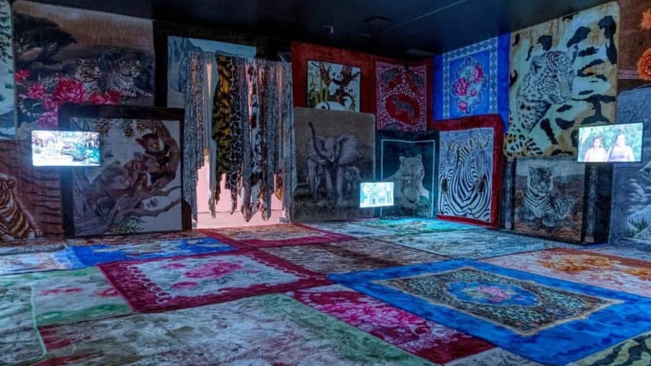 En octubre de 2020, el Banco de la República compró la instalación "Delito y ornamento" (2019) de Juan Sebastián Munera. Imagen cortesía del Banco.