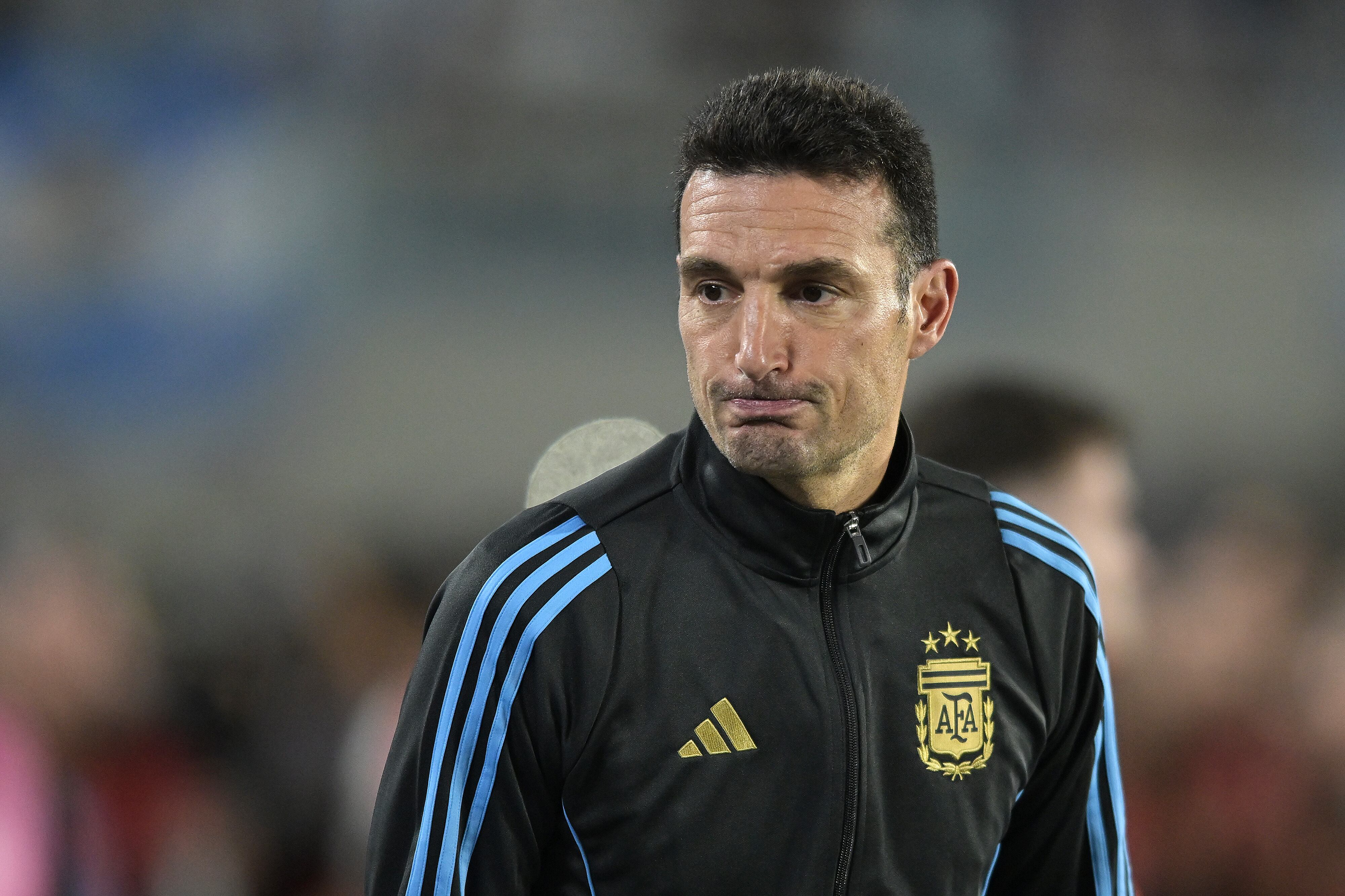 BUENOS AIRES, ARGENTINA - MARCH 25: Lionel Scaloni, Head Coach of Argentina looks on prior to the South of American FIFA World Cup 2026 Qualifier between Argentina and Brazil at Estadio Más Monumental Antonio Vespucio Liberti on March 25, 2025 in Buenos Aires, Argentina. (Photo by Marcelo Endelli/Getty Images)