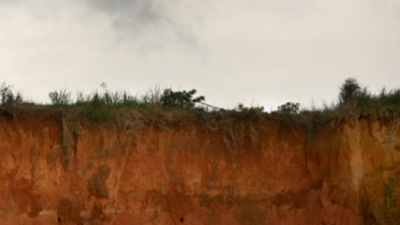 Mientras en el resto del país la guerra parece cosa del pasado, en Guaviare arrecia. Los indígenas jiw, que otrora vivían tranquilos en las selvas, se han convertido en las principales víctimas de las minas y el desplazamiento. En la foto, una familia indígena, en medio de la desolación y el abismo.