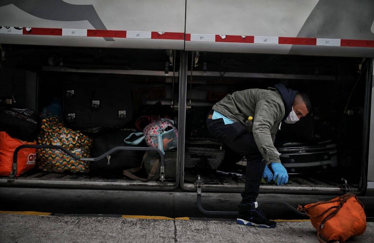 Maletas de venezolanos guardadas en los buses para salir de Bogotá. Foto: Esteban Vega/SEMANA