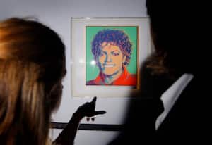 Los Británicos admiran el cuadro de Michael Jackson pintado por Andy Warhol en 1984, cuando el cantante fue portada de la Revista Time. La obra de arte se encuentra en el O2 Centre en Londres. El próximo 18 de agosto volverá a EE.UU y será subastado en la galería de arte Vered de Nueva York. La puja empieza en US$800,000.