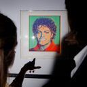 Los Británicos admiran el cuadro de Michael Jackson pintado por Andy Warhol en 1984, cuando el cantante fue portada de la Revista Time. La obra de arte se encuentra en el O2 Centre en Londres. El próximo 18 de agosto volverá a EE.UU y será subastado en la galería de arte Vered de Nueva York. La puja empieza en US$800,000.