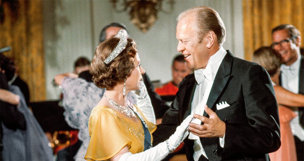 1976: La reina baila con el presidente Gerald Ford durante una cena de Estado en la Casa Blanca, en Estados Unidos.