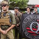 El movimiento QAnon nació en 2017 de la mano de ultraderechistas seguidores de Trump. Aseguran que los Clinton, los Obama, los Rothschild y otros políticos demócratas y progresistas forman parte de una sociedad secreta de pedofilia y satanismo.