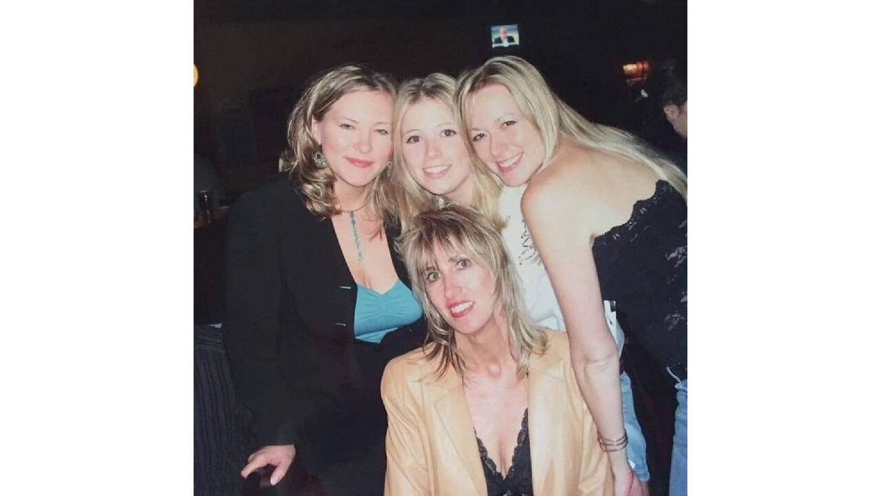 Amy Carlson (izqda.) con su madre, Linda Haythorne (debajo), y sus hermanas Chelsea (centro) y Tara.