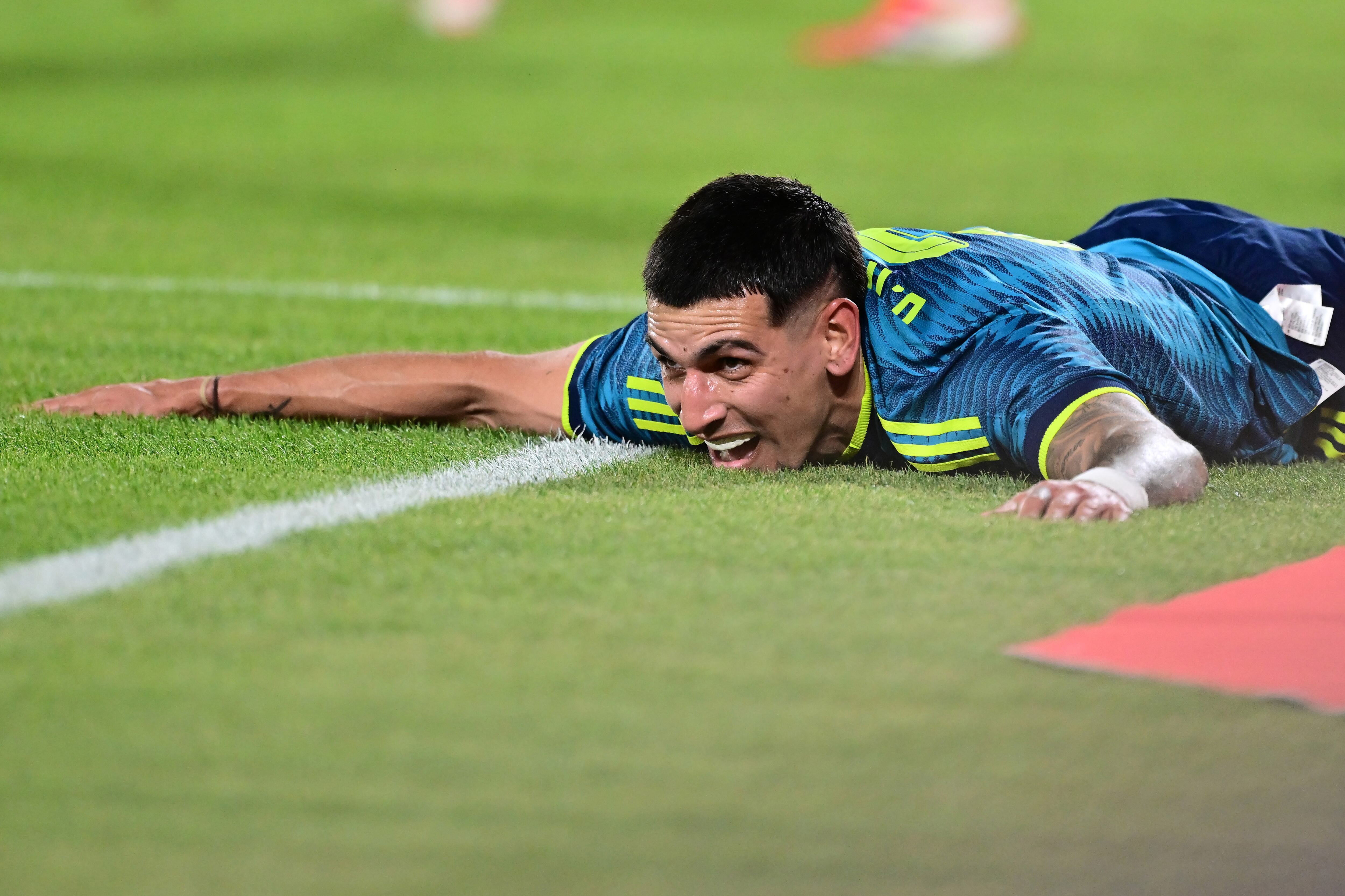 Daniel Muñoz tendido en el piso en la derrota de Colombia con Croacia