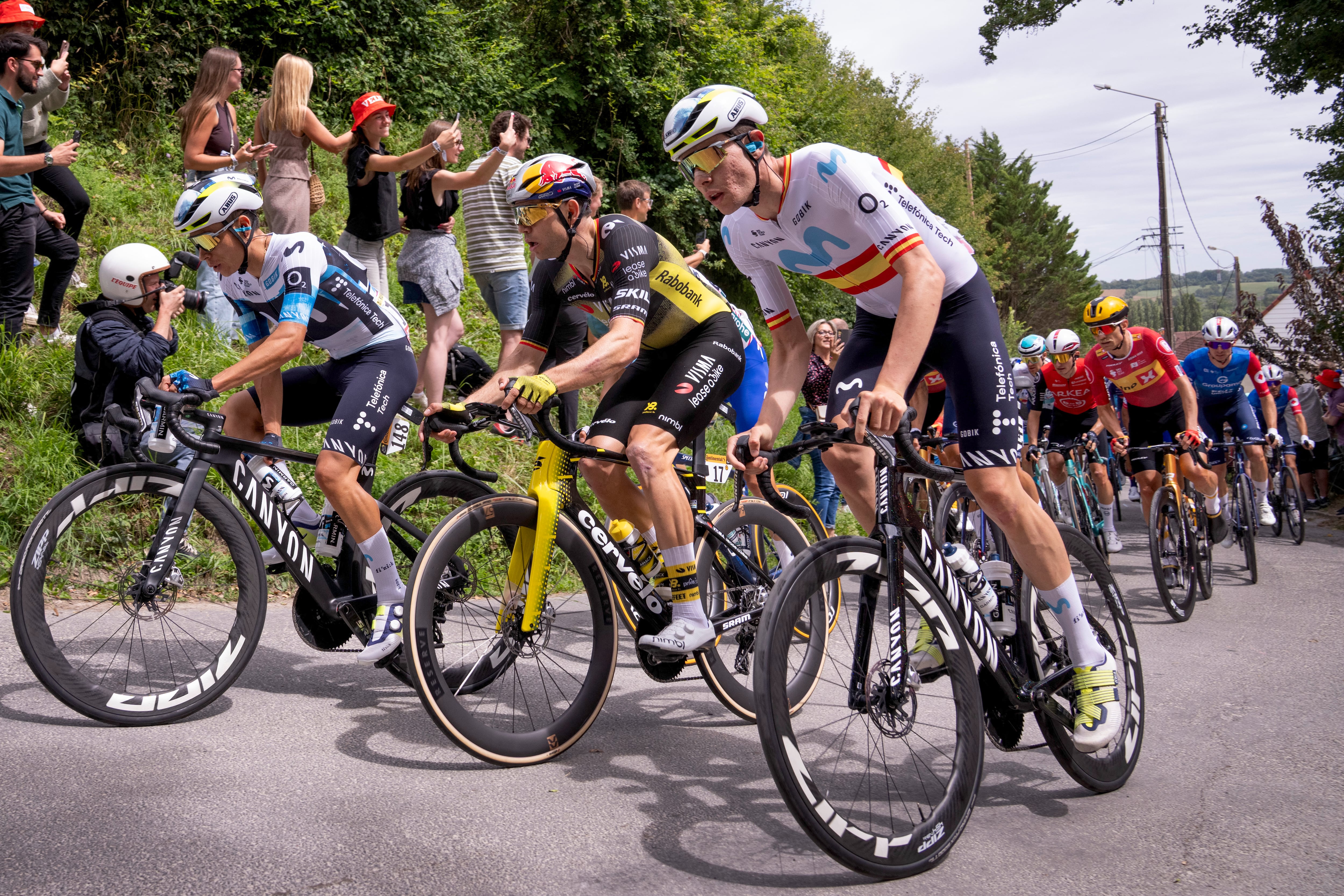 Einer Rubio Reyes, MOVISTAR TEAM, Wout van Aert, TEAM VISMA LEASE A BIKE and Ivan Romeo Abad, MOVISTAR TEAM during the 1st stage of the Tour de France over 184.9 kilometers starting and finishing in LillAtacaron los colombianos en el Tour de Francia 2025: magistral embestida quedó en videoe, Saturday, July 5, 2025. (Photo: Bo Amstrup/Ritzau Scanpix) (Photo by BO AMSTRUP / Ritzau Scanpix via AFP)