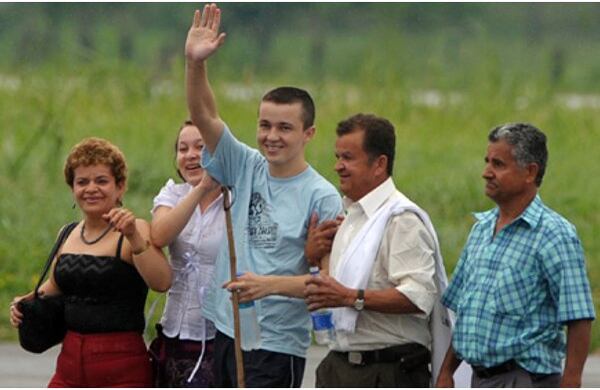   El soldado Josué Daniel Calvo saluda a los medios de comunicación junto a su hermana y su padre Luis.