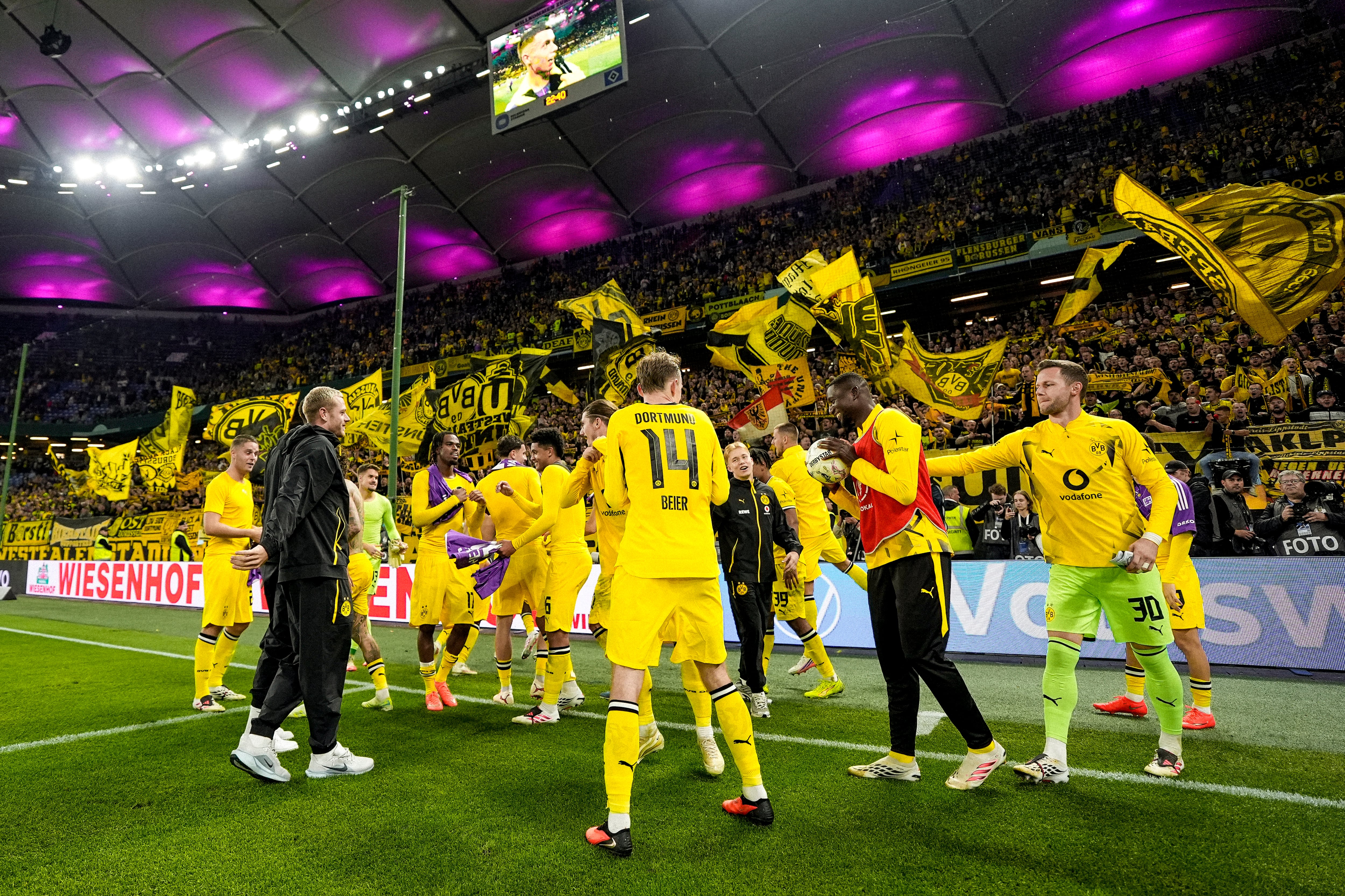 Borussia Dortmund pisa duro en la Copa de Alemania