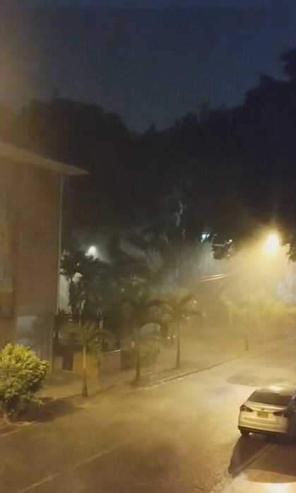 Calles de Cali inundadas y emergencias en varios puntos de la ciudad tras impresionante tormenta eléctrica.