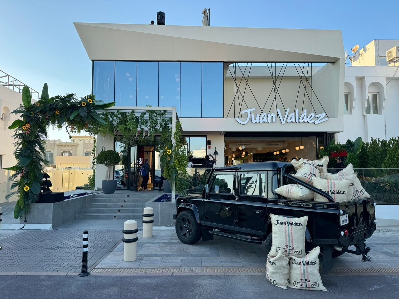 Así luce la fachada de la tienda de Juan Valdez en Dubái.