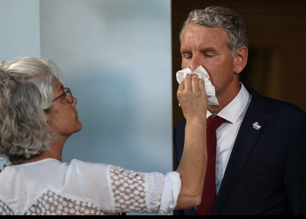 El principal candidato del partido de extrema derecha AfD (Alternativa para Alemania) para las elecciones regionales en Turingia, Bjoern Hoecke, se compone antes de un debate televisivo en el Parlamento estatal de Turingia en Erfurt, Alemania oriental, el 1 de septiembre de 2024, durante las elecciones regionales de Turingia. día de las elecciones después del cierre de las urnas. (Foto de JOERG CARSTENSEN / AFP)