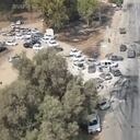 La entrada al festival estaba llena de vehículos incendiados