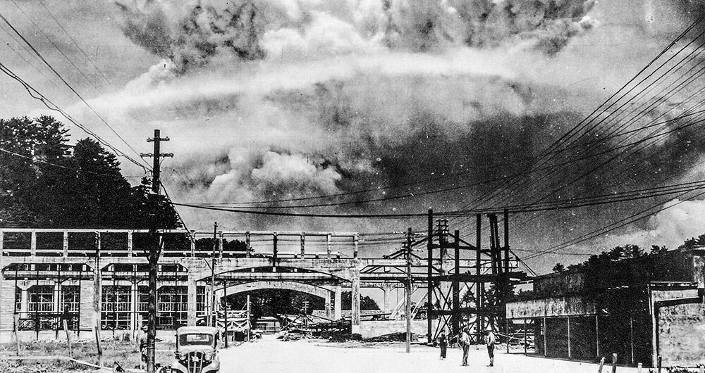 El hongo radiactivo de la bomba lanzada sobre Nagasaki fue visto desde 9,6 kilómetros de distancia en Koyagi-jima, Japón, el 9 de agosto de 1945. La Fat Man se detonó sobre la parte norte de la ciudad justo después de las once de la mañana.