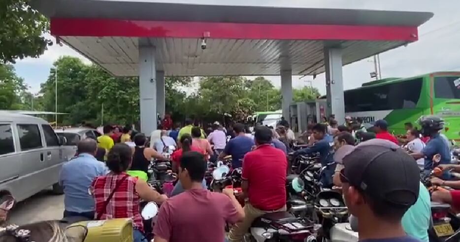 Largas filas de vehículos intentando abastecerse de combustible.