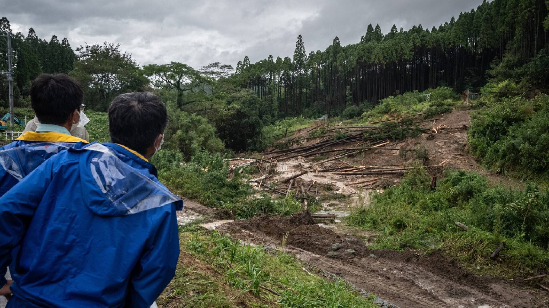 El tifón perdió fuerza la noche del domingo cuando tocó tierra cerca de la ciudad de Kagoshim.