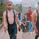 Los feligreses no pudieron ocultar su asombro ante la particular forma de caminar del joven.