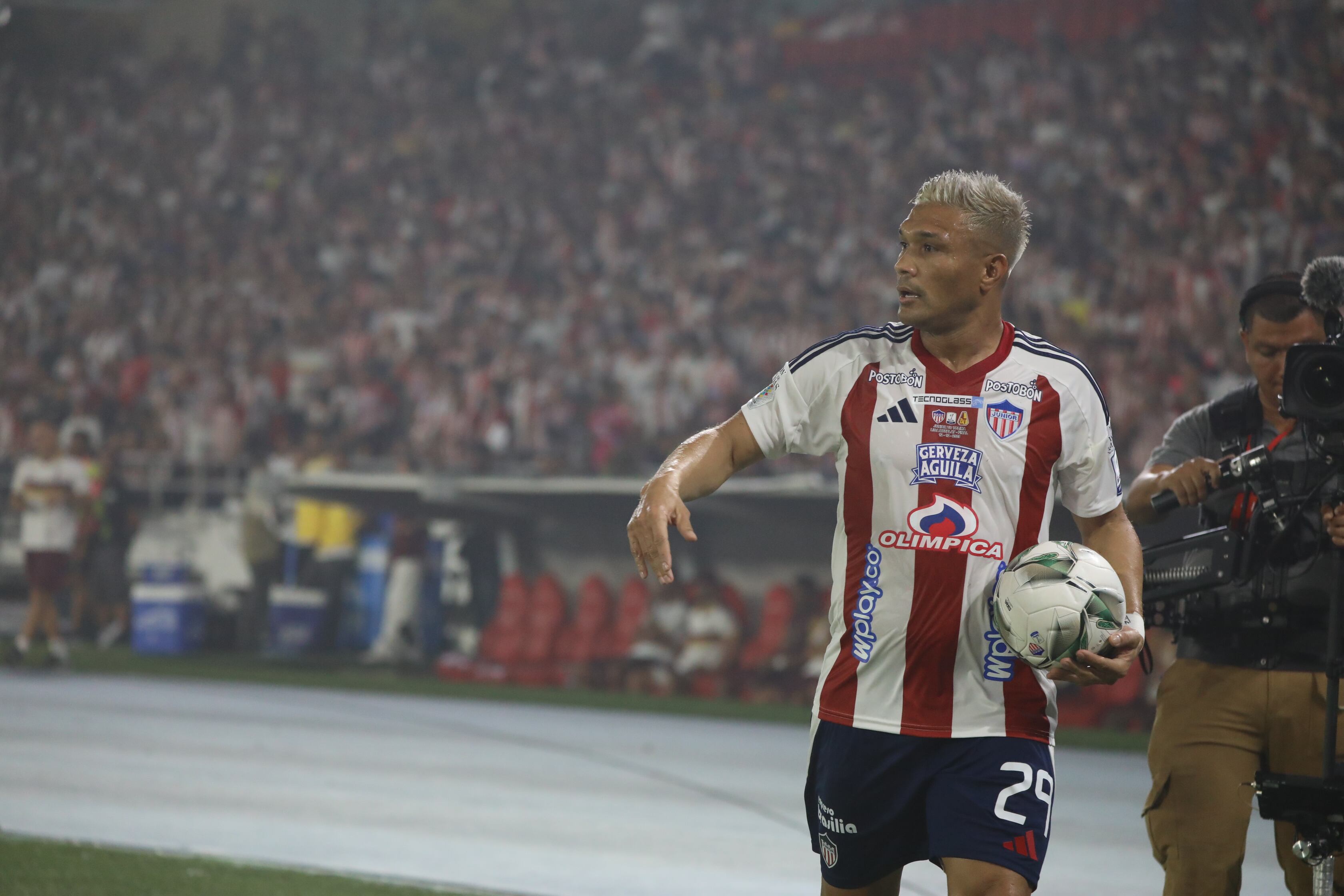 Teófilo Gutiérrez cobrando un tiro de esquina en la final de Junior vs. Tolima.