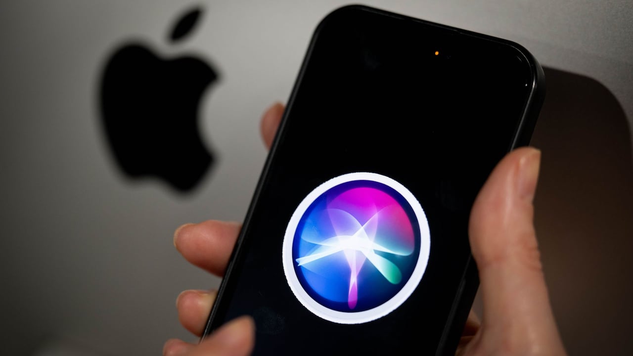 Apple renovará Siri con IA integrada en todo iOS 27.