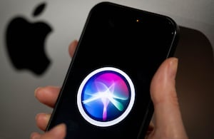 Apple renovará Siri con IA integrada en todo iOS 27.