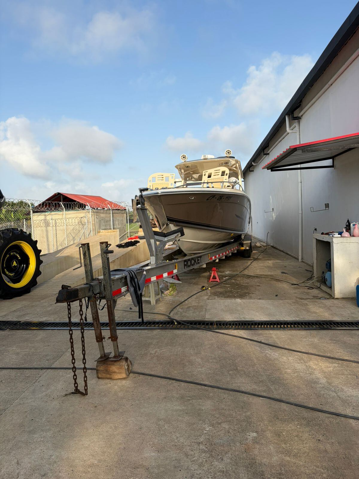 Yate encontrado en el hangar del influencer Javier Stunt.