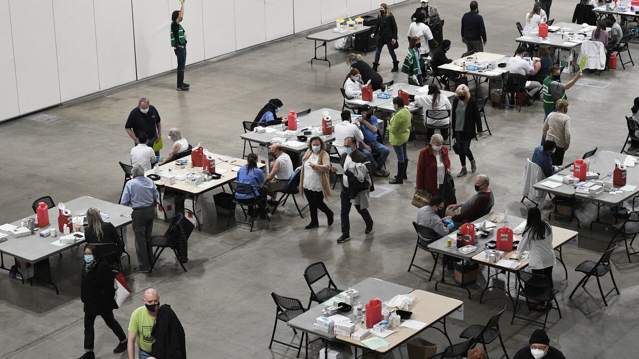 Llega gente para la aplicación de la vacuna contra el covid en el centro Schamburg, Illinios, Estados Unidos