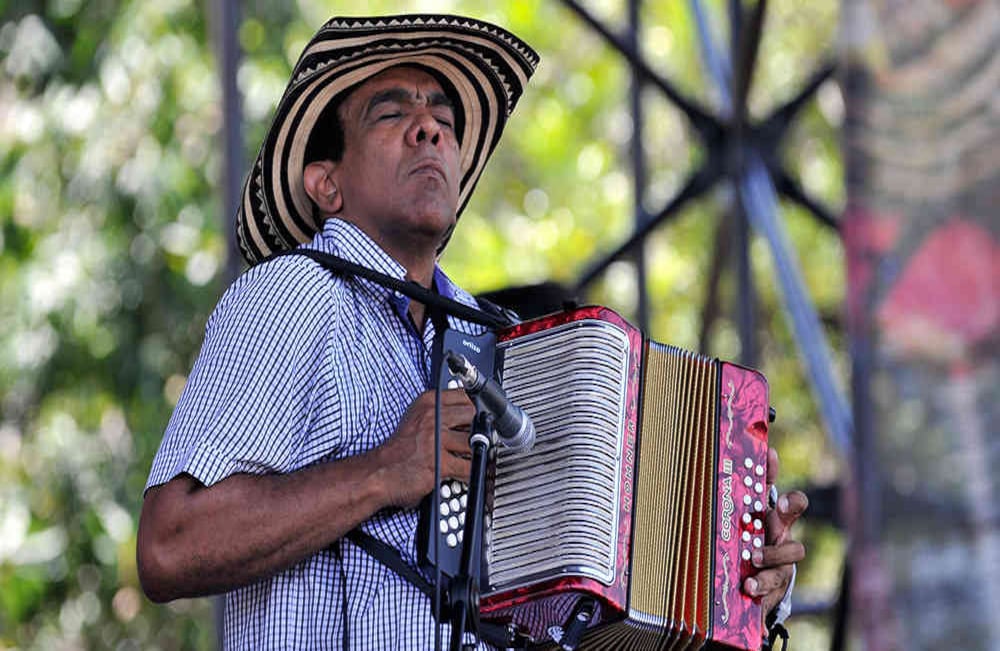 Navín López, rey vallenato 2002, interpreta el acordeón el la plaza Alfonso López, en Valledupar, el sábado 29 de abril de 2017, durante la fase de  eliminatorias del 50 Festival de la Leyenda Vallenata y cuarto Rey de reyes. Foto: Carlos Julio Martínez / Enviado Especial de Semana