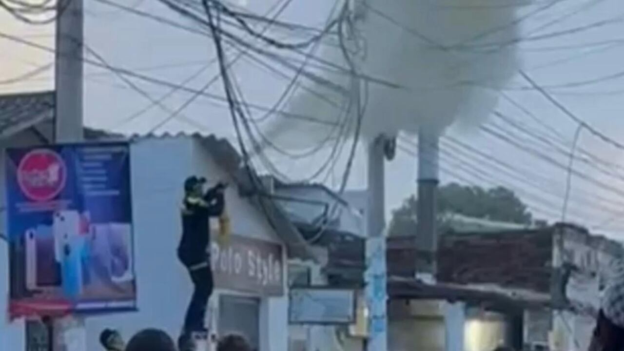Valeroso policía apagando incendio.