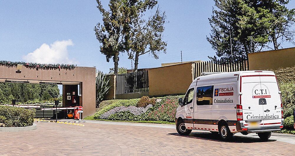 En la tarde del lunes 22 de noviembre, llegaron hombres del CTI a la lujosa casa de Mauricio Leal, en un condominio en la vía a La Calera. Recaudaron las pruebas con las que se derrumbó el montaje que realizó Jhonier para simular que su hermano había matado a su mamá y luego se suicidó.  