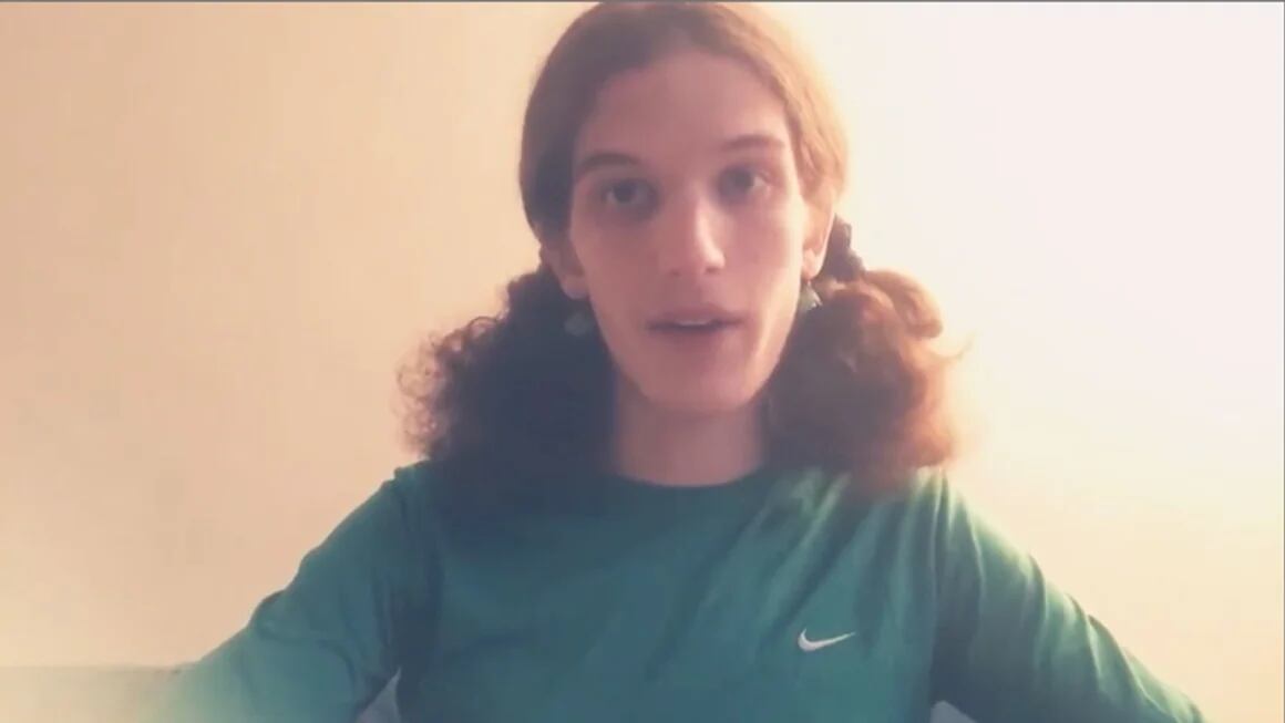 Una captura de pantalla de un video de YouTube obtenido por CNN, publicado hace cuatro años, muestra el rostro de Robin Westman. Las autoridades han identificado a Westman como el sospechoso del tiroteo de Minneapolis. Obtenido por CNN