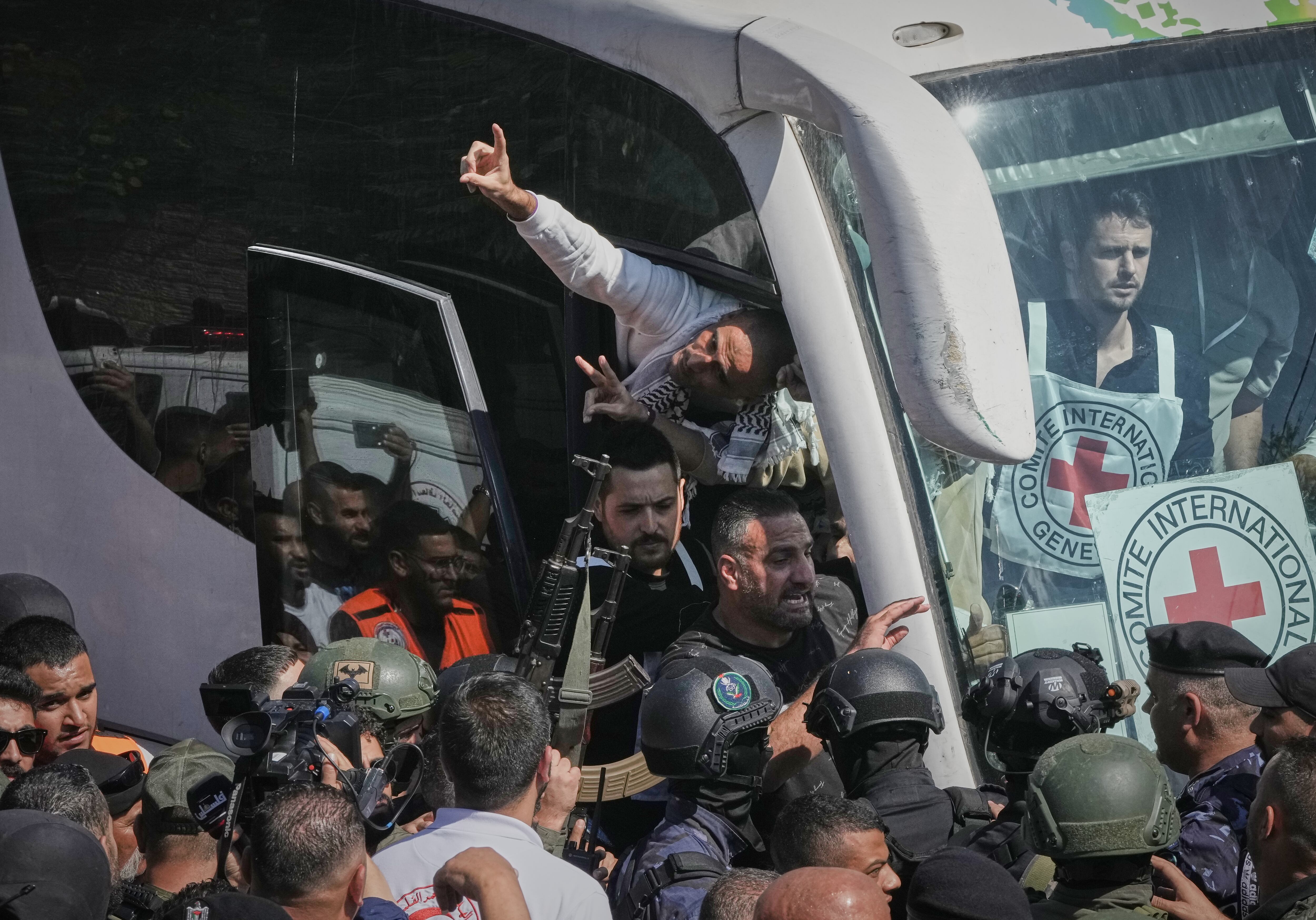 Presos palestinos son recibidos tras ser liberados de una prisión israelí tras un acuerdo de alto el fuego entre Israel y Hamás, en la ciudad cisjordana de Ramallah, el lunes 13 de octubre de 2025.