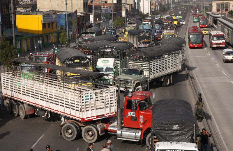 Centenares de transportadores bloquearon con sus vehículos puntos estratégicos del sur y el occidente de Bogotá y ocasionaron enormes atascos de tránsito.